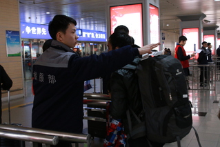 学生在哈尔滨太平国际机场实习